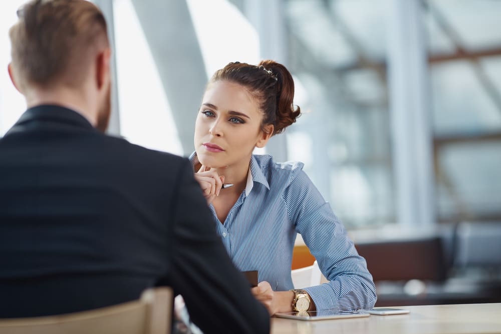 femme consultante écoutant un homme dans un environnement industriel